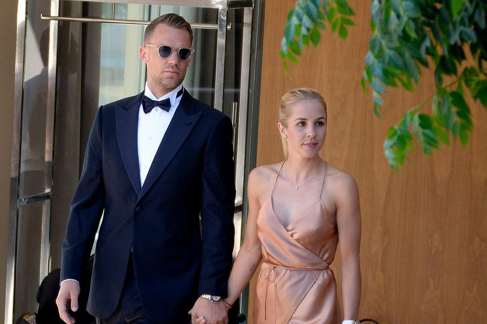 Prominente Hochzeitsgäste: Nationaltorhüter Manuel Neuer und seine Ehefrau Nina machen sich auf den Weg zur Trauung.