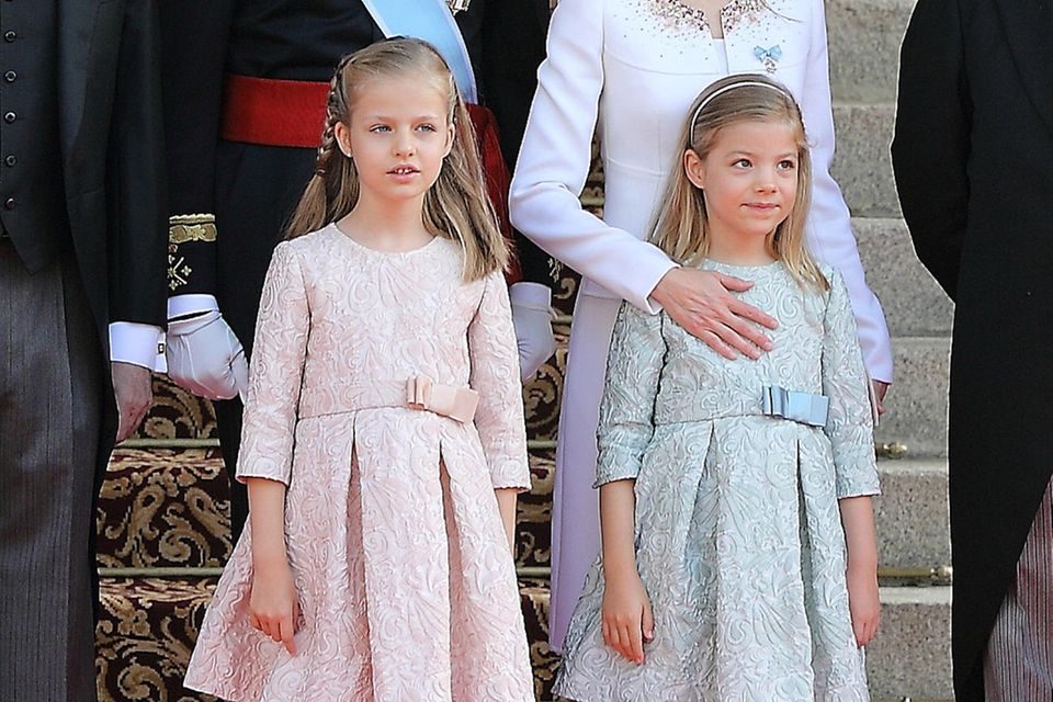 Prinzessin Sofía + Prinzessin Leonor: Prinzessin Leonor und Prinzessin Sofia tragen bei der Vereidigung ihres Vaters in 2014 noch die gleichen Kleider. Oft werden sie so verwechselt und für Zwillinge gehalten. Prinzessin Leonor und Prinzessin Sofia tragen bei der Vereidigung ihres Vaters in 2014 noch die gleichen Kleider. Oft werden sie so verwechselt und für Zwillinge gehalten.