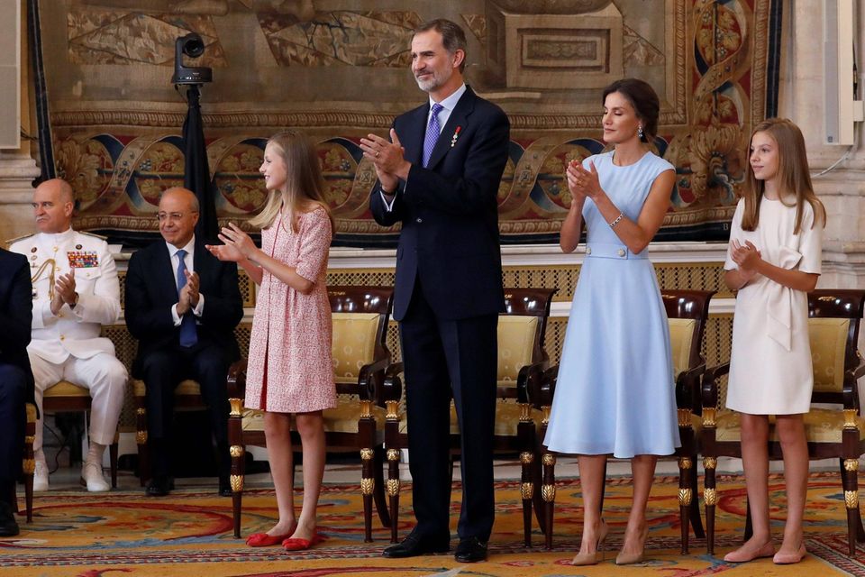 Prinzessin Sofía + Prinzessin Leonor: Am 19. Juni 2019 hat König Felipe seinen 5. Jahrestag als König. Leonor trägt dazu ein rot-weißes Tweedkleid, Schwester Sofia entscheidet sich für einen Einteiler in Creme. Am 19. Juni 2019 hat König Felipe seinen 5. Jahrestag als König. Leonor trägt dazu ein rot-weißes Tweedkleid, Schwester Sofia entscheidet sich für einen Einteiler in Creme.