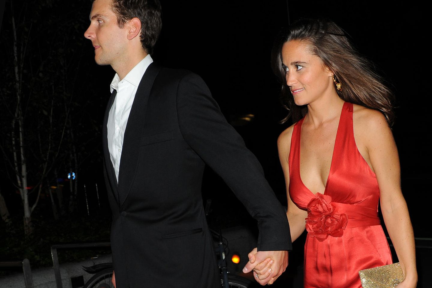 Herzogin Kate, Meghan + Co.: Pippa Middleton trägt 2011 eine goldene "Charlie"-Clutch Pippa Middleton trägt 2011 eine goldene "Charlie"-Clutch