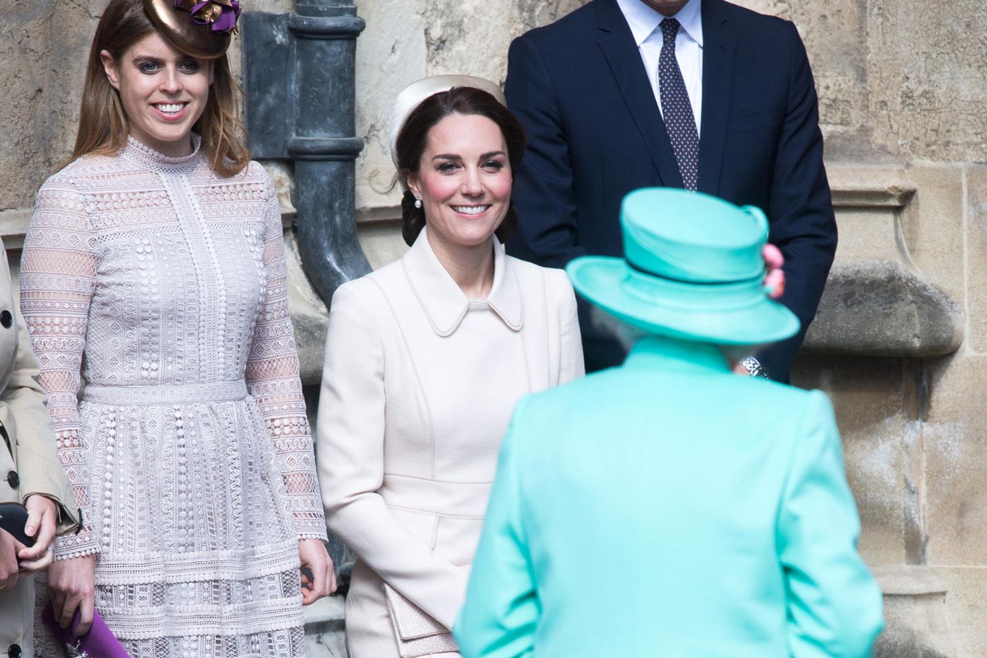 Herzogin Kate, Meghan + Co.: Prinzessin Beatrice liebt die "Charlie"-Clutch Prinzessin Beatrice liebt die "Charlie"-Clutch