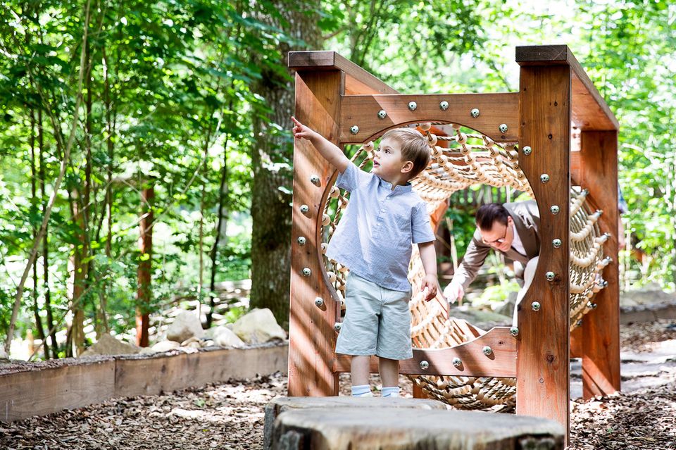 17. Juni 2019 Im Söderåsen-Nationalpark besuchen Prinzessin Victoria und Prinz Daniel mit Prinz Oscar einen neuen Naturspielplatz. Das Besondere: Der Spielplatz ist nach Prinz Oscar benannt und an einem Eingangstor aus Stämmen steht "Willkommen zu Prinz Oscars Naturspielplatz" geschnitzt. 17. Juni 2019 Im Söderåsen-Nationalpark besuchen Prinzessin Victoria und Prinz Daniel mit Prinz Oscar einen neuen Naturspielplatz. Das Besondere: Der Spielplatz ist nach Prinz Oscar benannt und an einem Eingangstor aus Stämmen steht "Willkommen zu Prinz Oscars Naturspielplatz" geschnitzt.