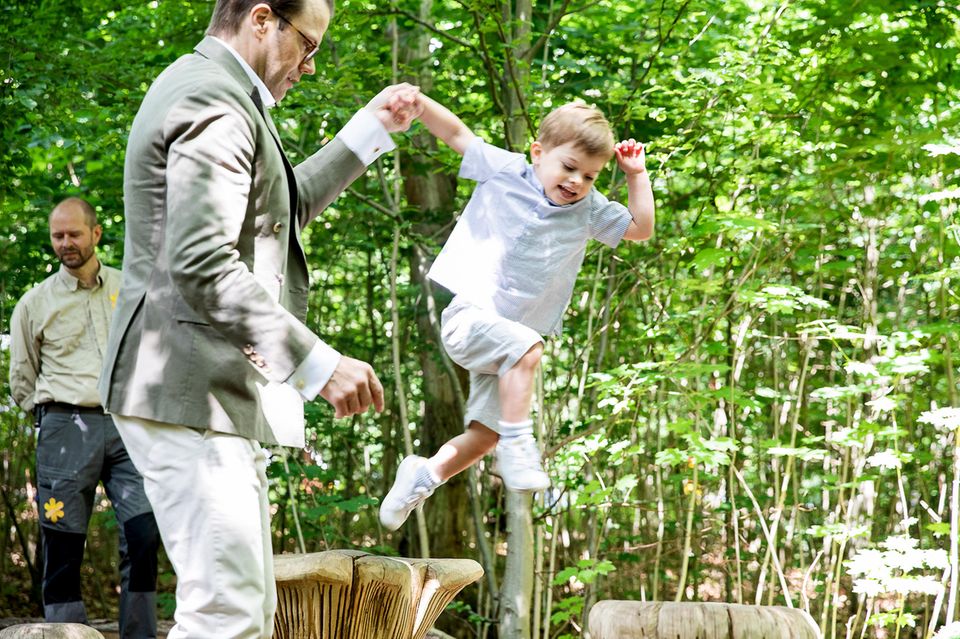 17. Juni 2019 An der Hand von Papa Prinz Daniel erkundet Prinz Oscar spielerisch ein Hindernis nach dem nächsten. 17. Juni 2019 An der Hand von Papa Prinz Daniel erkundet Prinz Oscar spielerisch ein Hindernis nach dem nächsten.
