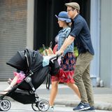 19. Juni 2019  In New York City ist eine hochschwangere Blake Lively mit Mann Ryan Reynolds und den Töchtern Inez und James unterwegs.   Im Mai hatte die Schauspielerin mit ihrem Auftritt auf der Premiere von "Pokémon: Meisterdetektiv Pikachu" in New York mit ihrer Babykugel für eine riesengroße Überraschung gesorgt. 