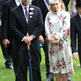 Auch Peter und Autumn Phillips lassen sich in Ascot blicken. In ihrem floralen Kleid mit passender Kopfbedeckung trotzt sie dem Regenwetter.