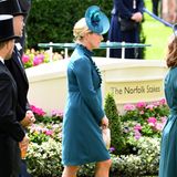 Zara Phillips macht in ihrem petrolfarbenen Kleid eine tolle Figur. Laut Ascot-Dresscode wäre ihr Look eigentlich zu kurz, der hochgeschlossene Ausschnitt mit Rüschen lenkt jedoch einige Blicke auf sich. 