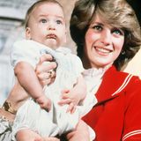 Dezember 1982  Etwas unsicher sieht der kleine Prinz William auf Mama Dianas Arm seinem ersten Weihnachtsfest im Kensington Palast entgegen.