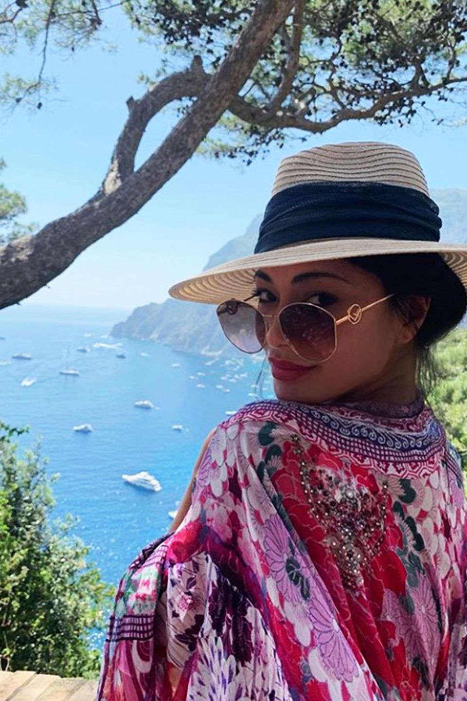 Mit verführerischem Blick über die Ränder ihrer Sonnenbrille grüßt Nicole Scherzinger von der beliebten Insel Capri.
