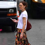 Cool, cooler, Katie Holmes: In einem geblümten Maxi-Rock, weißem Shirt und Sandalen schlendert sie durch die Straßen New Yorks. 