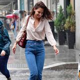 Wenige Tage zuvor musste Katie Holmes schon ein mal durch den Regen. In blauer Jeans, Sandalen und beiger Bluse trotzt sie dem gar nicht sommerlichen New Yorker Wetter. 