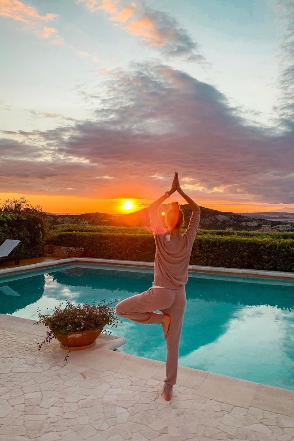21. Juni 2019  So sieht der Freitagabend bei Alessandra Meyer-Wölden aus. Bei schönstem Sonnenuntergang in Porto Cervo macht das Model eine entspannte Yogasession. 