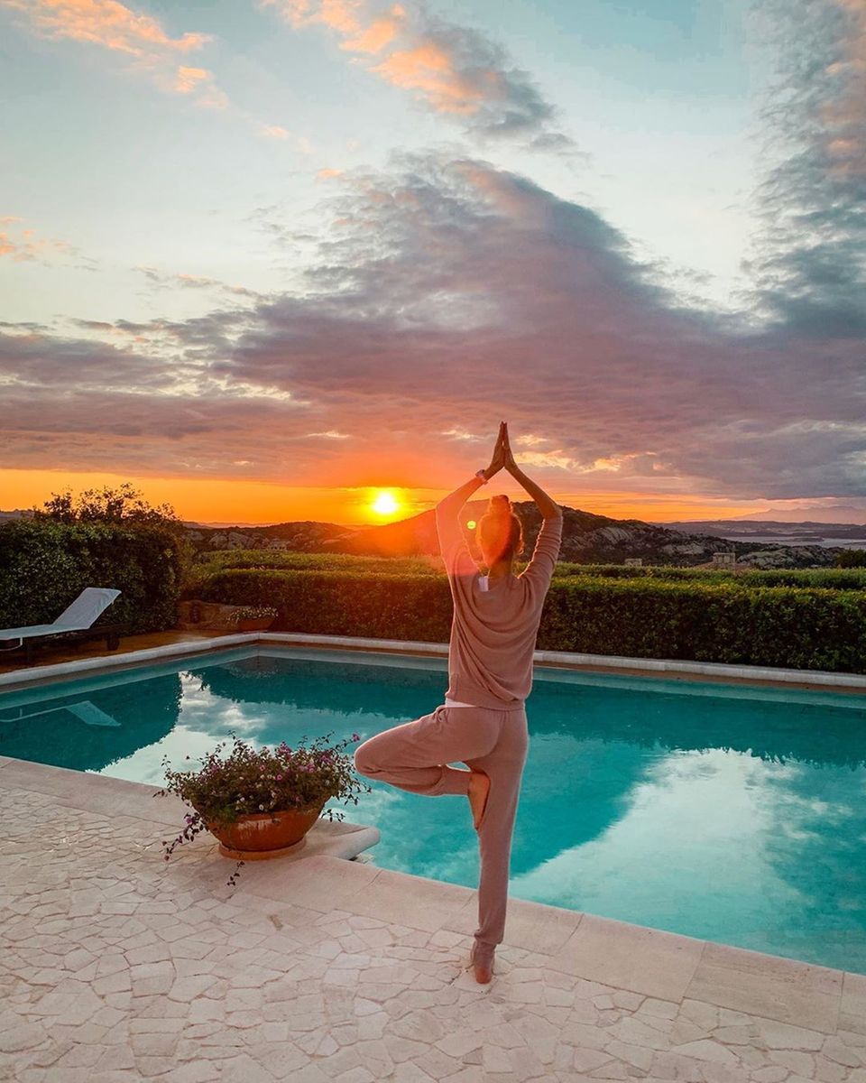 21. Juni 2019 So sieht der Freitagabend bei Alessandra Meyer-Wölden aus. Bei schönstem Sonnenuntergang in Porto Cervo macht das Model eine entspannte Yogasession. 21. Juni 2019 So sieht der Freitagabend bei Alessandra Meyer-Wölden aus. Bei schönstem Sonnenuntergang in Porto Cervo macht das Model eine entspannte Yogasession.