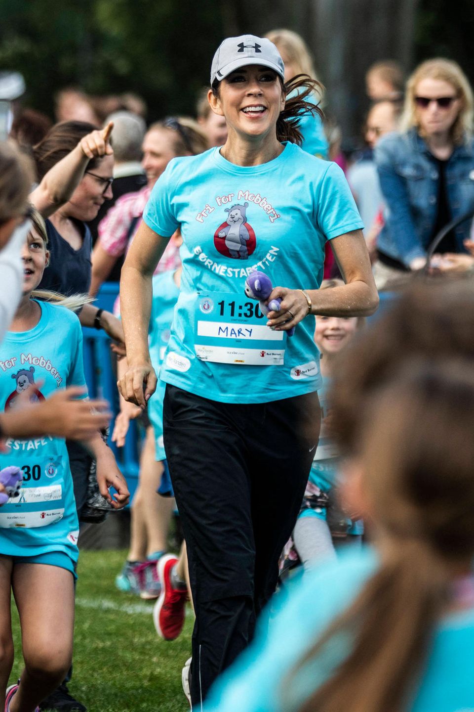 22. Juni 2019 Im Fälledparken in Kopenhagen unterstützt Prinzessin Mary den Lauf der "Frei von Mobbing" Kinderstaffel. Vor dem Startschuss machte die Kronprinzessin von Dänemark noch ein paar Aufwärmübungen mit den Kids. Der Staffellauf soll Kooperation und Zusammenhalt fördern. 22. Juni 2019 Im Fälledparken in Kopenhagen unterstützt Prinzessin Mary den Lauf der "Frei von Mobbing" Kinderstaffel. Vor dem Startschuss machte die Kronprinzessin von Dänemark noch ein paar Aufwärmübungen mit den Kids. Der Staffellauf soll Kooperation und Zusammenhalt fördern.