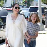 Bei ihrer Shoppingtour ist das Mutter-Tochter-Duo Angelina Jolie und Vivienne in bester Stimmung. Angelinas sommerlicher Kaftan-Look in Weiß sieht auch herrlich bequem aus.