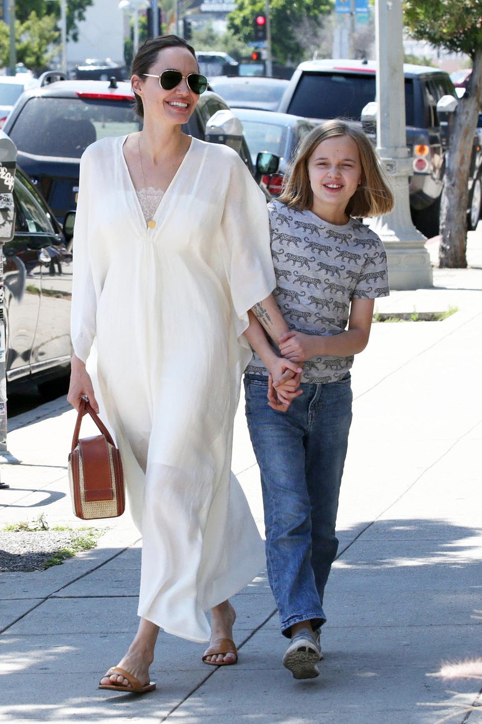 Bei ihrer Shoppingtour ist das Mutter-Tochter-Duo Angelina Jolie und Vivienne in bester Stimmung. Angelinas sommerlicher Kaftan-Look in Weiß sieht auch herrlich bequem aus. Bei ihrer Shoppingtour ist das Mutter-Tochter-Duo Angelina Jolie und Vivienne in bester Stimmung. Angelinas sommerlicher Kaftan-Look in Weiß sieht auch herrlich bequem aus.