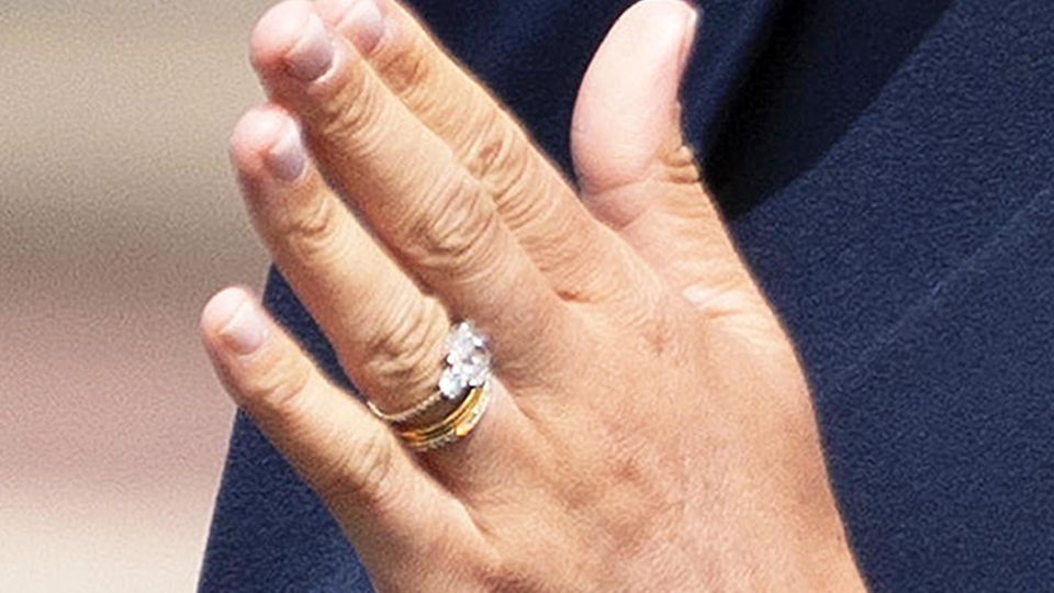 Герцогиня Меган со своим 'новым' обручальным кольцом в июне 2019 года