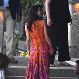 Amal Clooney wurde im italienischen Laglio in dieser traumhaften Robe abgelichtet. In den knalligen Farben war sie kaum zu übersehen, als sie mit ihrem Mann George Clooney und dem befreundeten Paar Barack und Michelle Obama eine Bootstour machte. 