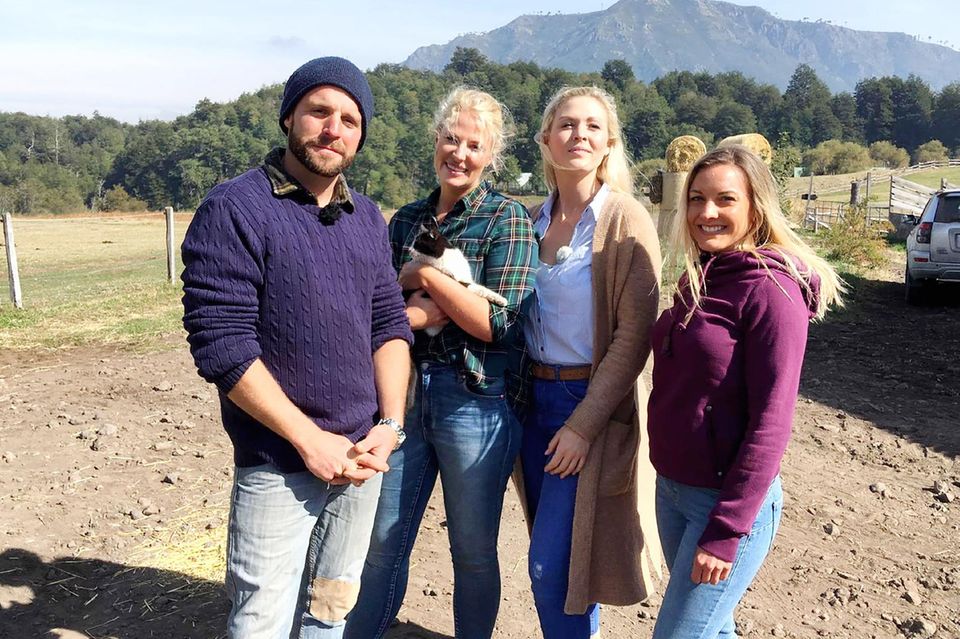 Bauer sucht Frau international: Marco aus Chile mit seinen Kandidatinnen Antonia (2.v.l.), Vanessa und Sabrina (r.) Marco aus Chile mit seinen Kandidatinnen Antonia (2.v.l.), Vanessa und Sabrina (r.)