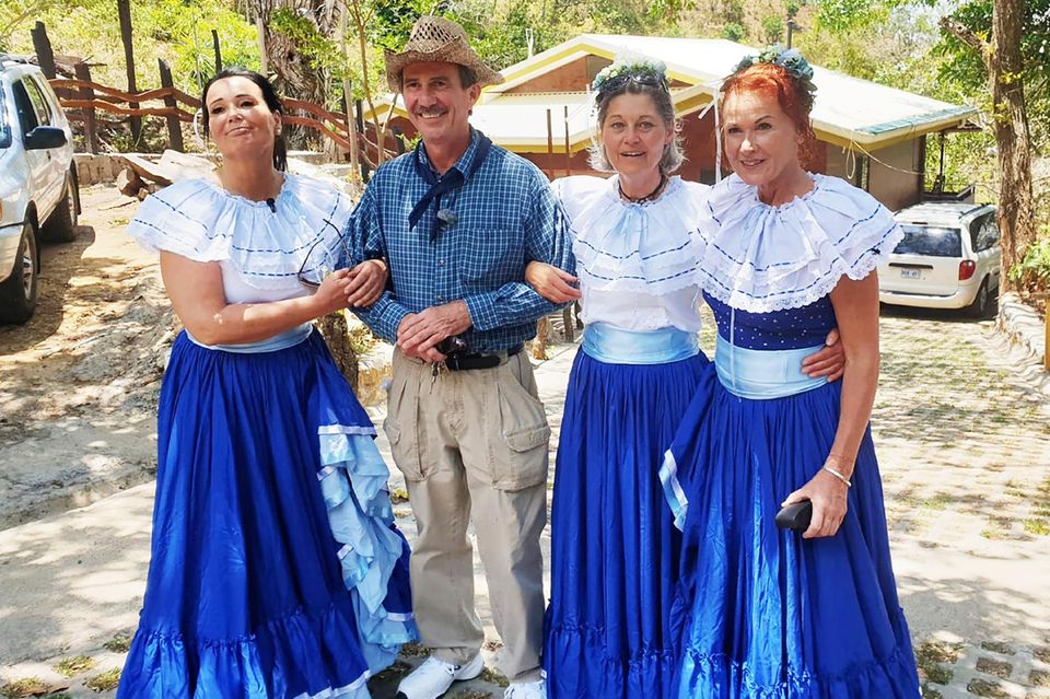 Bauer sucht Frau international: Tom aus Costa Rica mit seinen Damen Gabriele (l.), Siglinde und Joyce (r.) Tom aus Costa Rica mit seinen Damen Gabriele (l.), Siglinde und Joyce (r.)