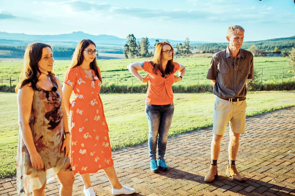 Bauer sucht Frau international: Rüdiger aus Südafrika mit Sarah (l.), Kira und Martha (2.v.r.) Rüdiger aus Südafrika mit Sarah (l.), Kira und Martha (2.v.r.)