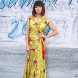 Den Asia-Look setzt Sängerin Charlie XCX in einem Wickelkleid um, das sehr an einen Kimono erinnert.