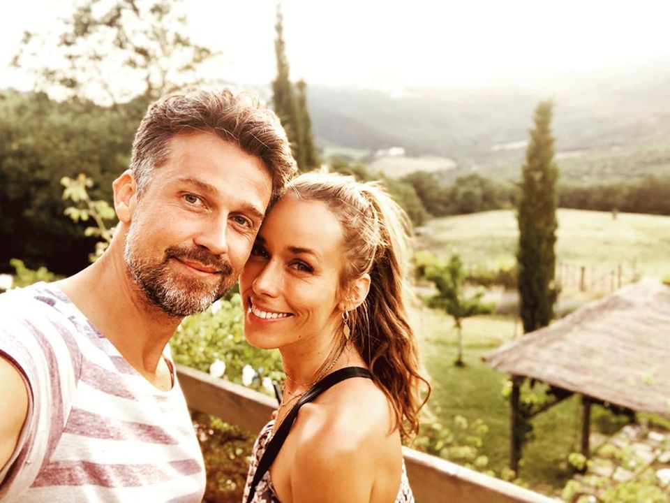 24. Juni 2019 Vor traumhafter Kulisse – in diesem Falle die der Toscana – gehört es sich, klick, ein süßes Pärchenselfie zu machen. 24. Juni 2019 Vor traumhafter Kulisse – in diesem Falle die der Toscana – gehört es sich, klick, ein süßes Pärchenselfie zu machen.