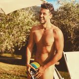 25. Juni 2019   "Was ‘ne Hitze! Schwimmflügel retten Leben", scherzt Wayne Carpendale über sein Nacktfoto, auf dem die pikanteste Stelle zum Leidwesen so manches Fans mit besagten Schwimmflügeln bedeckt ist.