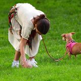 24. Juni 2019   Wie vorbildlich: Suri Cruise geht mit ihrem Hund spazieren und hebt die unappetitlichen Überreste auf.