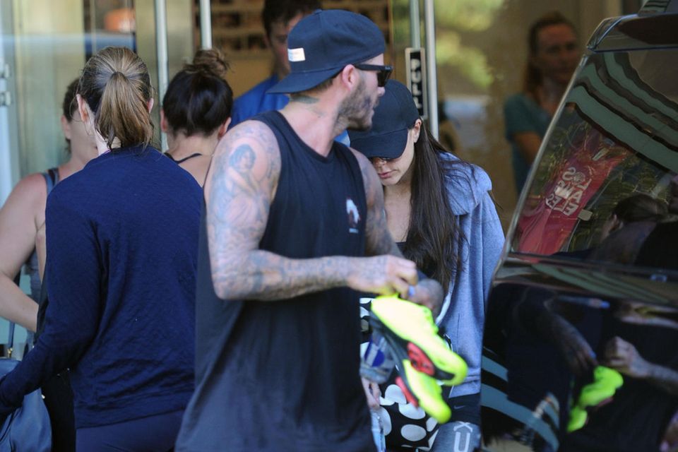 Von Hamburg bis New York: David und Victoria Beckham verlassen gemeinsam das "SoulCycle" in Los Angeles. Schnellstmöglich wollen sie in ihr Auto zurück und sich von der harten Cycling-Session erholen. David und Victoria Beckham verlassen gemeinsam das "SoulCycle" in Los Angeles. Schnellstmöglich wollen sie in ihr Auto zurück und sich von der harten Cycling-Session erholen.