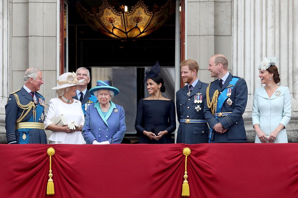 Prinz Charles, Herzogin Camilla, Prinz Andrew, Queen Elizabeth, Herzogin Meghan, Prinz Harry, Prinz William und Herzogin Catherine