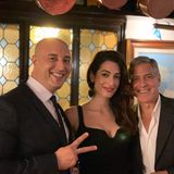 Während ihres romantischen Urlaubs in Italien zieht es Amal und George Clooney ins "Ristorante da Ivo", ein exklusives Restaurant in Venedig. Dort posieren sie mit dem stolzen Koch für ein Fotos - von Star-Allüren keine Spur. 