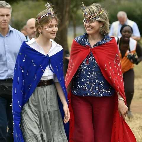 Die belgische Prinzessin und ihre Mutter werden mit einer traditionellen Tracht geschmückt.