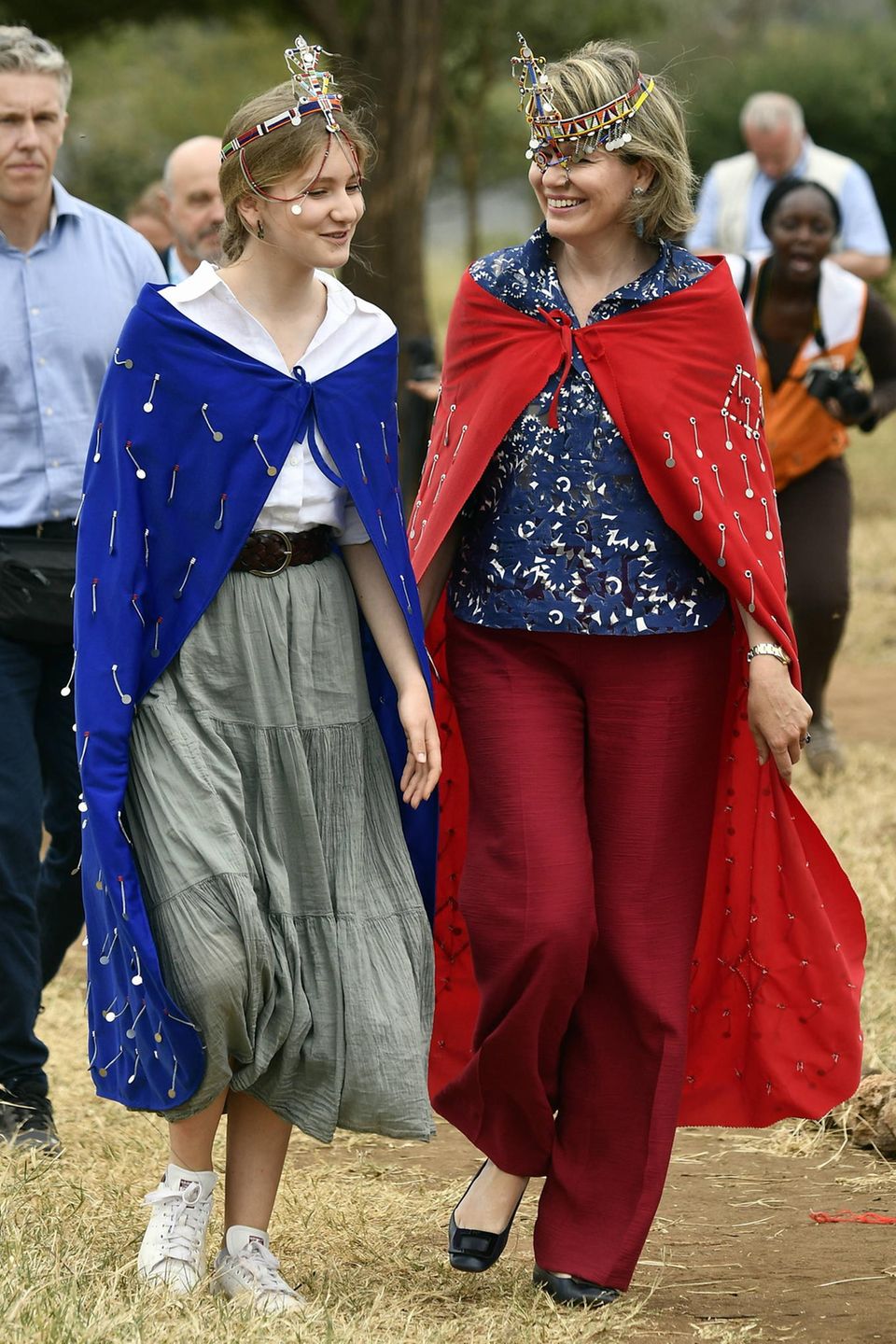 Die belgische Prinzessin und ihre Mutter werden mit einer traditionellen Tracht geschmückt.