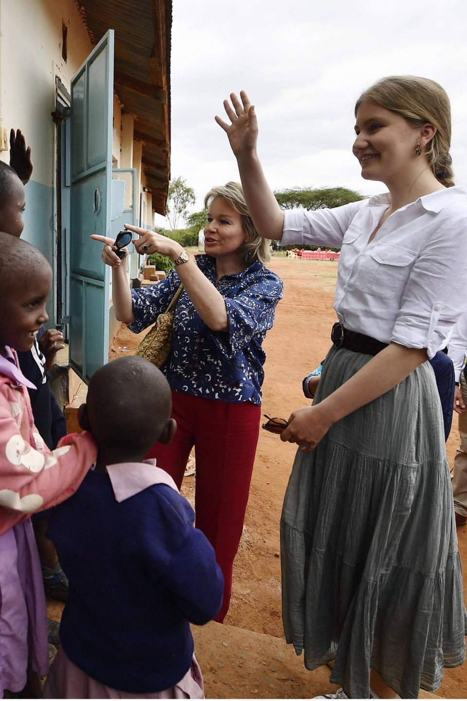 In Kenia besucht Prinzessin Elisabeth mit ihrer Mutter Königin Mathilde Schüler der Grundschule Il-Bisil. 