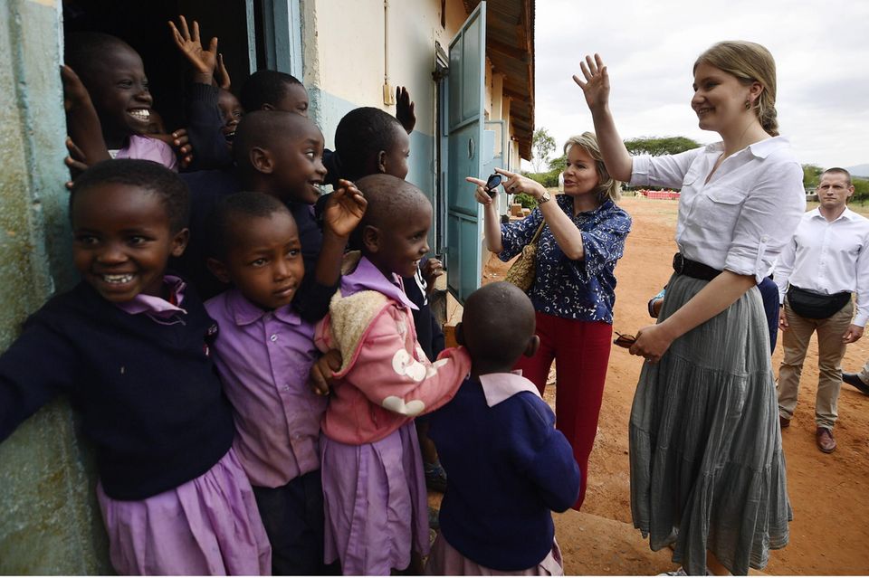 Prinzessin Elisabeth: In Kenia besucht Prinzessin Elisabeth mit ihrer Mutter Königin Mathilde Schüler der Grundschule Il-Bisil. In Kenia besucht Prinzessin Elisabeth mit ihrer Mutter Königin Mathilde Schüler der Grundschule Il-Bisil.