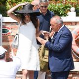 Ganz in Weiß und mit Hut - so genießt Amal Clooney ihren Kurzurlaub in Venedig. Vor drei Jahren hat sie hier ihren George geheiratet - ebenfalls in einem komplett weißen Look und mit einer ähnlichen Kopfbedeckung. Da kommen Erinnerungen auf.