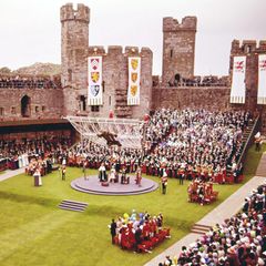 Zur Amtseinführung von Charles als "Prince of Wales" sind 4000 Gäste in den Burginnenhof von Caernarfon Castle geladen.