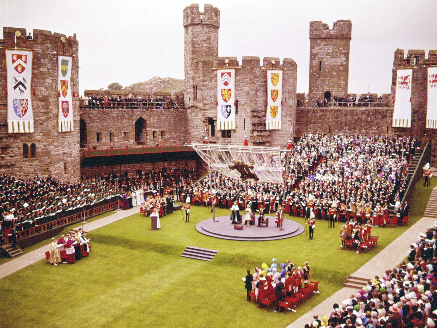 Zur Amtseinführung von Charles als "Prince of Wales" sind 4000 Gäste in den Burginnenhof von Caernarfon Castle geladen.