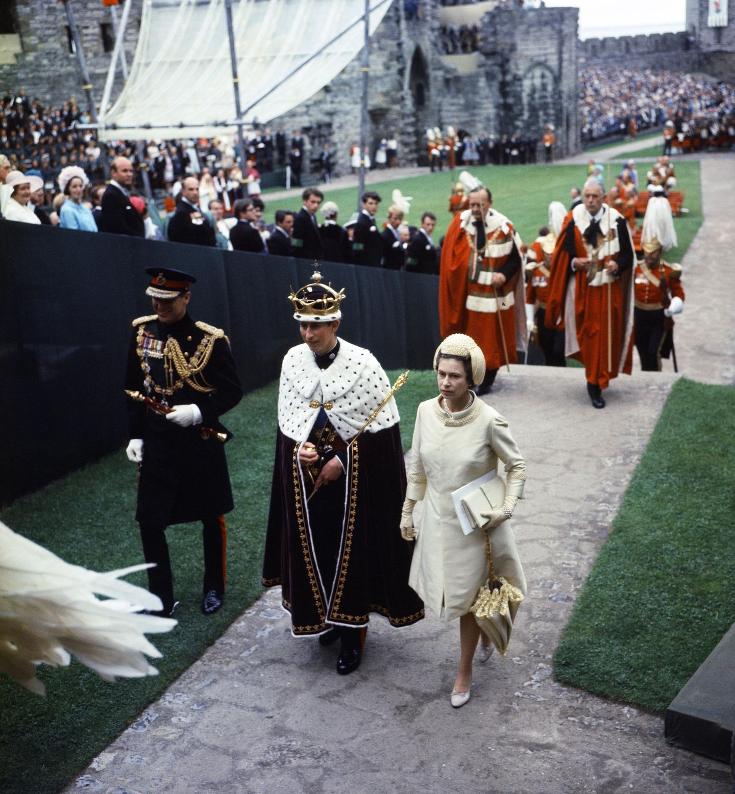 Nach der Zeremonie schreiten Queen Elizabeth und Prinz Charles aus dem Innenhof.