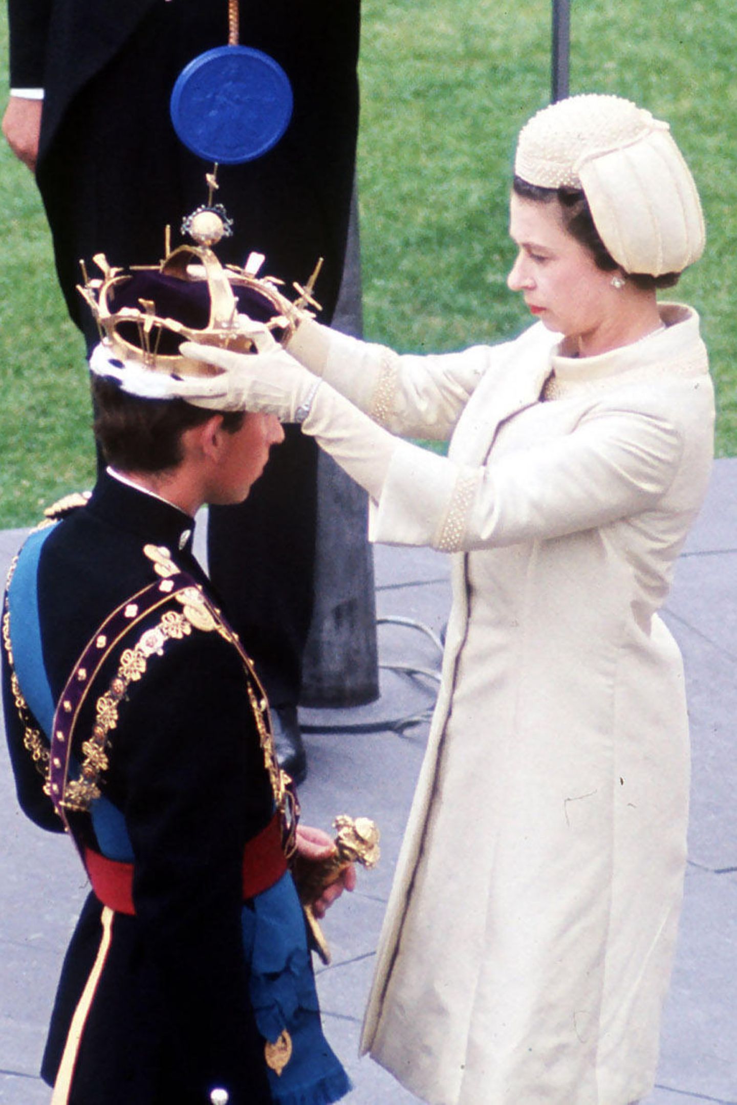 Queen Elizabeth setzt ihrem Sohn Prinz Charles die Krone auf.