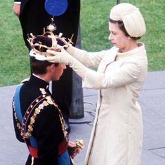 Queen Elizabeth setzt ihrem Sohn Prinz Charles die Krone auf.