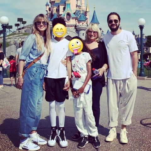Heidi Klum mit ihren Kindern Henry und Lou, ihrer Mutter Erna und Tom Kaulitz in Disneyland