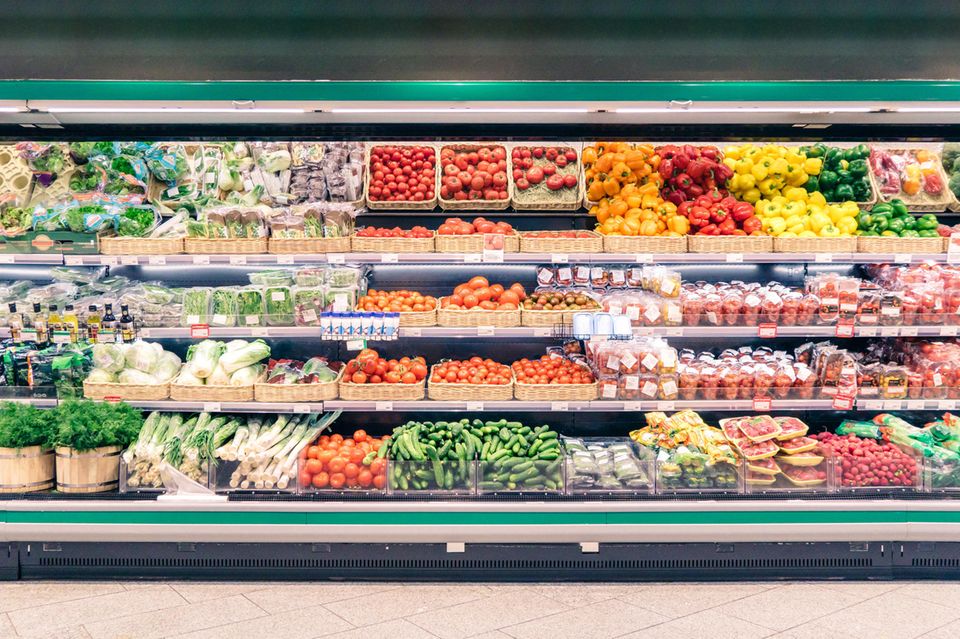 Supermarktregal mit Obst und Gemüse