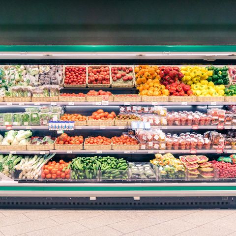 Supermarktregal mit Obst und Gemüse