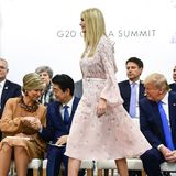 Dieses hübsche Kleid in Rosatönen, versehen mit zarten Blüten, lässt Ivanka Trump beinahe ein wenig unschuldig wirken. 