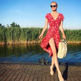 Model Franziska Knuppe urlaubt aktuell mit ihrer Familie auf Rügen. Dieses hübsche Foto auf Instagram zeigt die Blondine in einem sommerlichen, roten Wickelkleid. Das Modell stammt von H&M und ist mit 25 Euro ein echtes Schnäppchen.