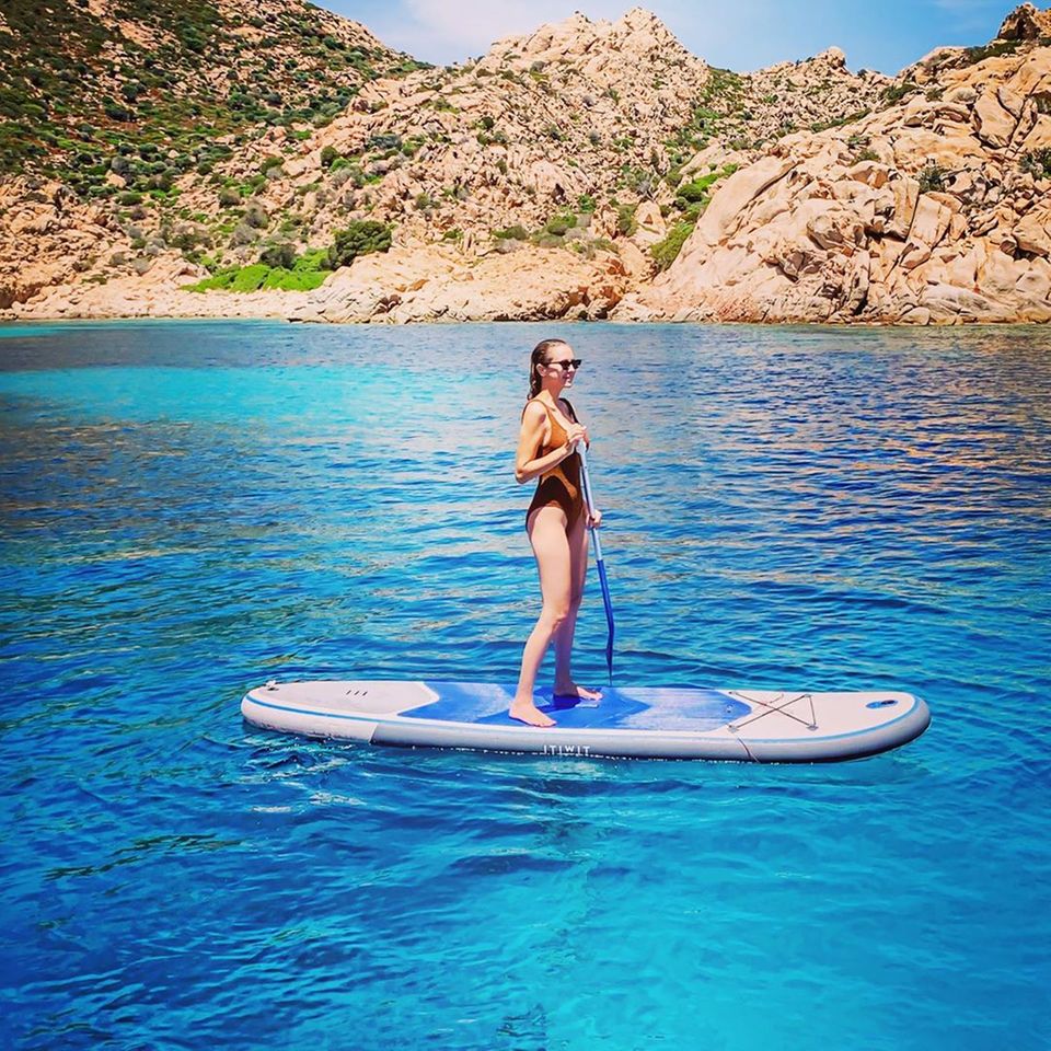 Alessandra Meyer-Wölden nutzt die Sommerhitze für Sport im Wasser. Gekonnt zeigt das Model sich beim Stand Up Paddling.