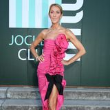 Pretty in Pink: Céline Dion glänzt in einem raffinierten, trägerlosen Kleid auf einem Event von Miu Miu. 