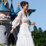 Das Kleid des Labels Zimmermann weist viel Transparenz und Cut-Outs an der Taille auf. 