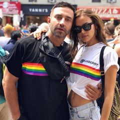 Topmodel Irina Shayk und Designer Riccardo Tisci ziehen gemeinsam über die Pride-Parade in New York.